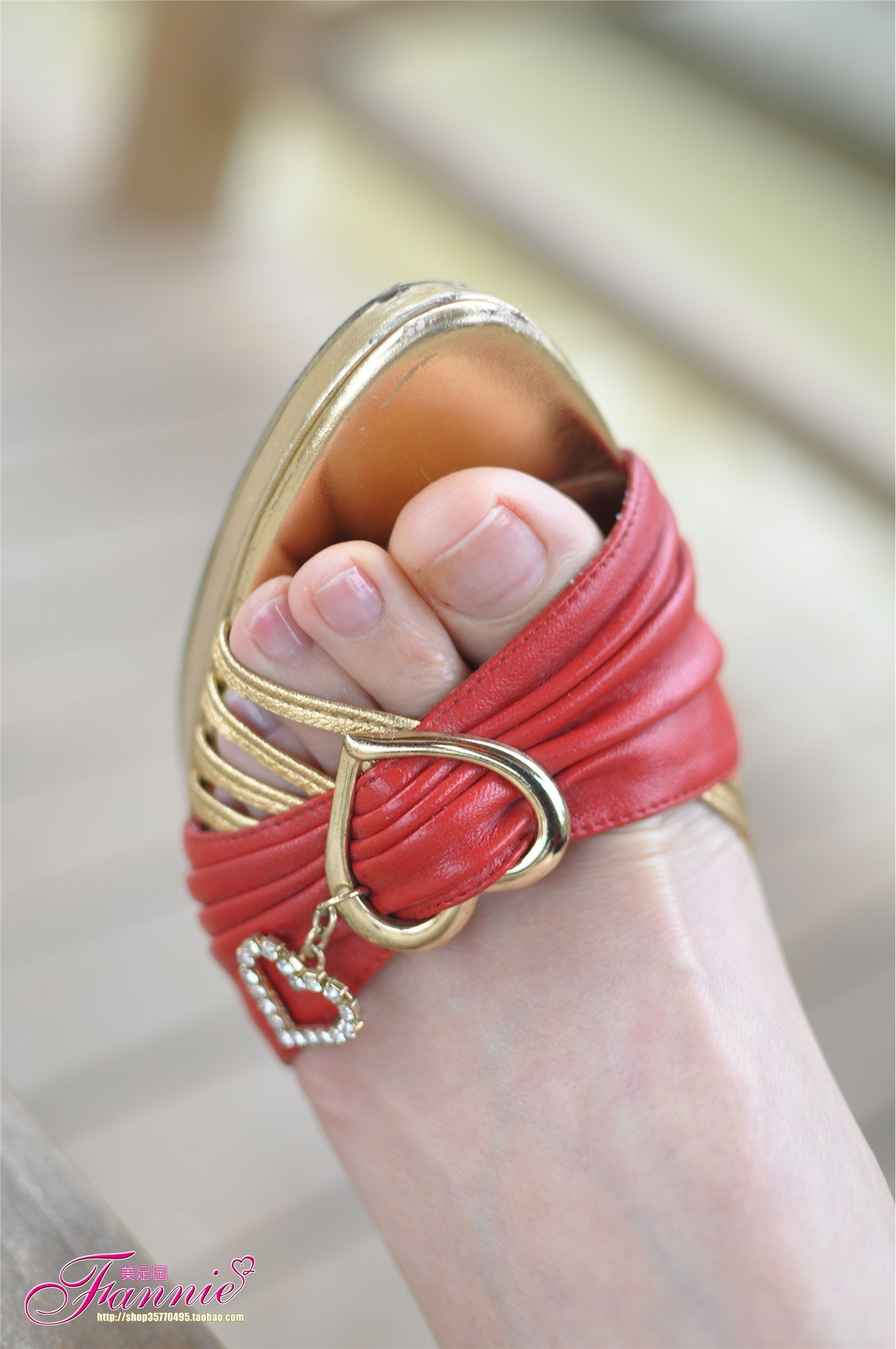 休闲时光。红凉拖  芬妮高清丝足